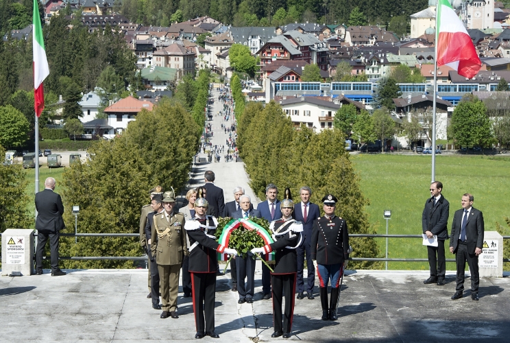 Il Presidente Sergio Mattarella depone una corona d'alloro al Sacrario Militare