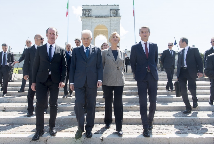 Il Presidente Sergio Mattarella dopo aver deposto una corona al Sacrario Militare