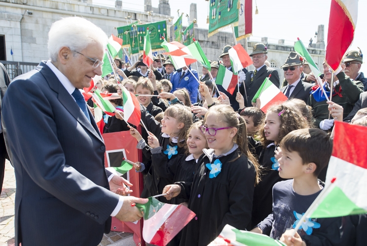 Il Presidente Sergio Mattarella accolto dai bambini