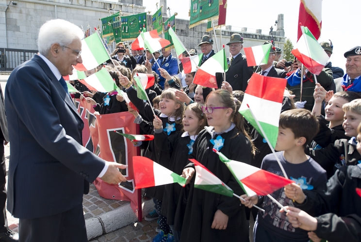 Il Presidente Sergio Mattarella accolto dai bambini