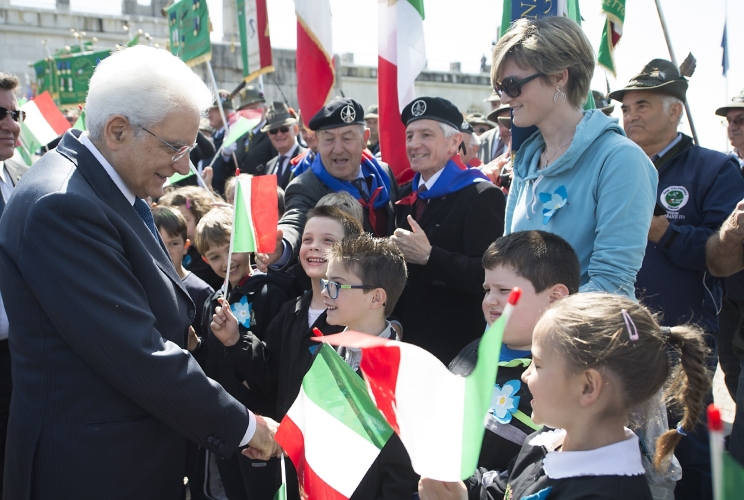 Il Presidente Sergio Mattarella accolto dai bambini