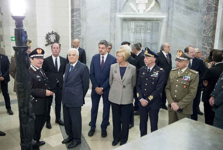 Il Presidente Sergio Mattarella nel corso della visita al Sacrario Militare