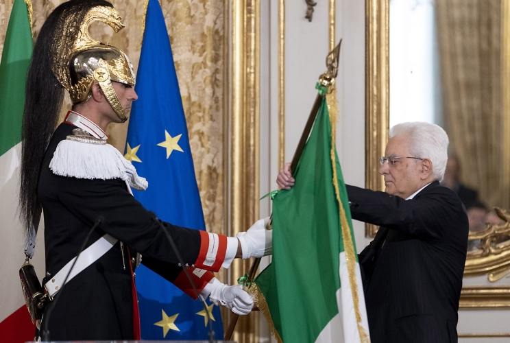 Il Presidente della Repubblica consegna all’alfiere rappresentante degli atleti, la Bandiera dei Giochi Mondiali Militari in occasione dell'incontro una rappresentanza della delegazione italiana di atleti partecipanti alla settima edizione dei Giochi Mondiali Militari del Consiglio Internazionale dello Sport Militare
