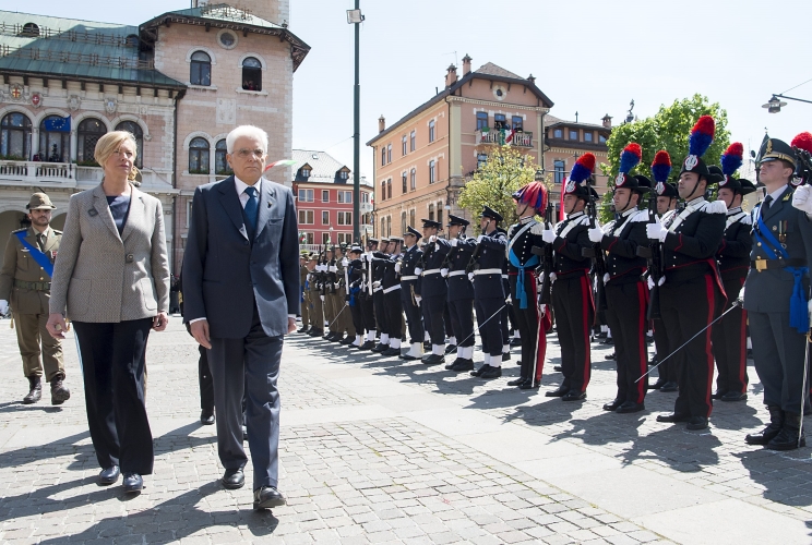 Il Presidente Sergio Mattarella e il Ministro della Difesa Roberta Pinotti ricevono gli onori militari