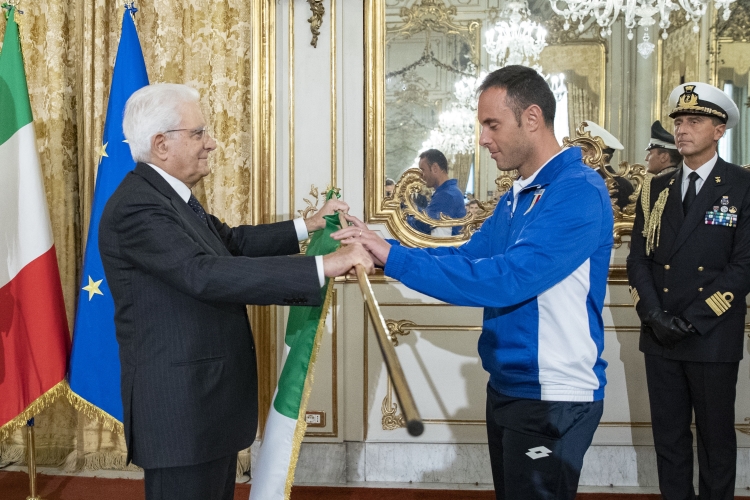 Il Presidente della Repubblica consegna all’alfiere rappresentante degli atleti, la Bandiera dei Giochi Mondiali Militari in occasione dell'incontro una rappresentanza della delegazione italiana di atleti partecipanti alla settima edizione dei Giochi Mondiali Militari del Consiglio Internazionale dello Sport Militare
