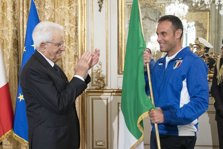Il Presidente della Repubblica consegna all’alfiere rappresentante degli atleti, la Bandiera dei Giochi Mondiali Militari in occasione dell'incontro una rappresentanza della delegazione italiana di atleti partecipanti alla settima edizione dei Giochi Mondiali Militari del Consiglio Internazionale dello Sport Militare
