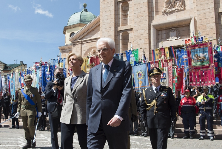 Il Presidente Sergio Mattarella e il Ministro della Difesa Roberta Pinotti ricevono gli onori militari