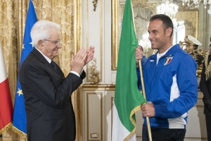 Il Presidente della Repubblica consegna all’alfiere rappresentante degli atleti, la Bandiera dei Giochi Mondiali Militari in occasione dell'incontro una rappresentanza della delegazione italiana di atleti partecipanti alla settima edizione dei Giochi Mondiali Militari del Consiglio Internazionale dello Sport Militare

