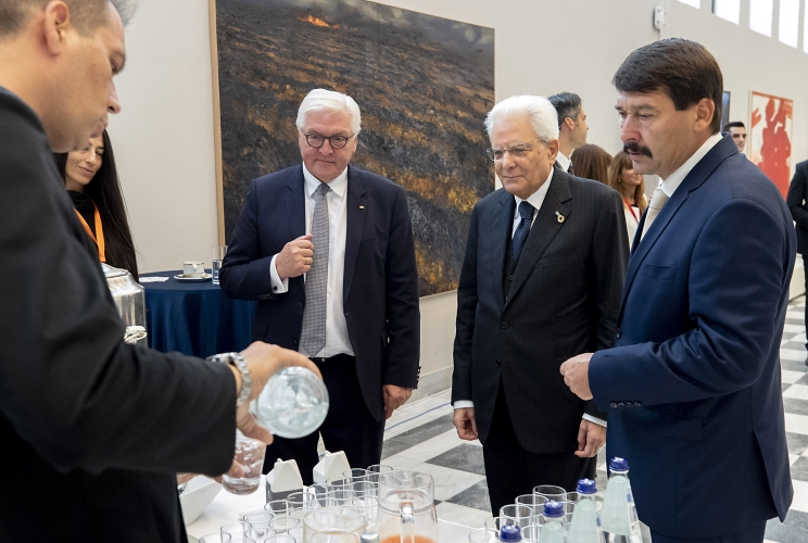 At Il Presidente della Repubblica Sergio Mattarella  durante una pausa dei lavori della XV Riunione informale dei Capi di Stato del Gruppo Arraiolos con il Presidente della Repubblica con il Presidente della Repubblica Federale di Germania Frank Walter Steinmeier e il Presidente della Repubblica di Ungheria Janos Ader