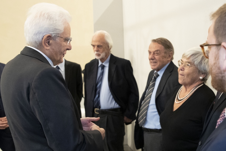 Il Presidente della Repubblica saluta i figli di Giulio Pastore:Valeria, Paolo e Giorgio,al Tempio di Adriano in Roma,in occasione del seminario del 50° anniversario della scomparsa dell’On. Giulio Pastore.

