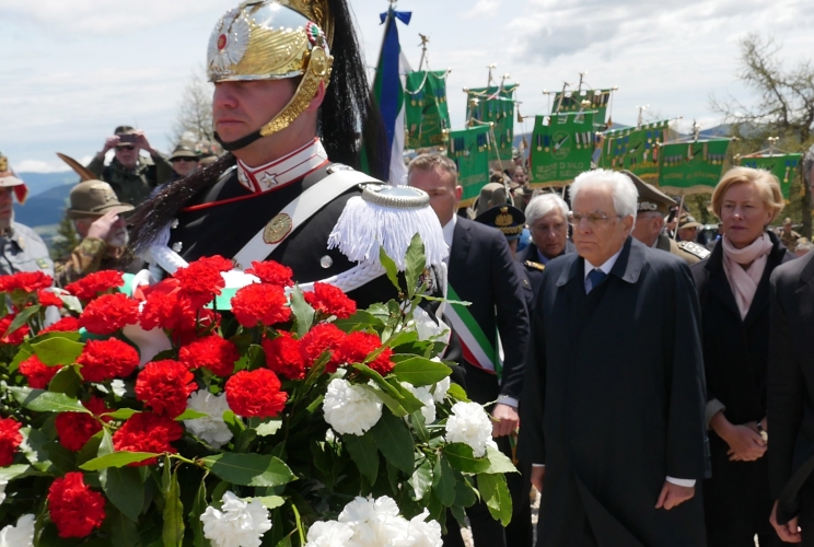 Il Presidente Sergio Mattarella depone una corona su Monte Ortigara