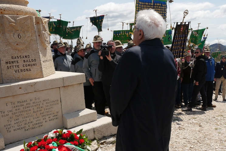 Il Presidente Sergio Mattarella depone una corona su Monte Ortigara