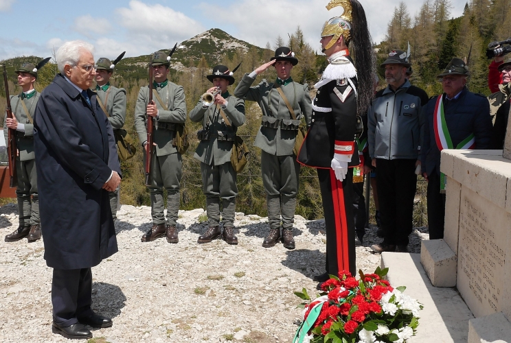 Il Presidente Sergio Mattarella depone una corona su Monte Ortigara