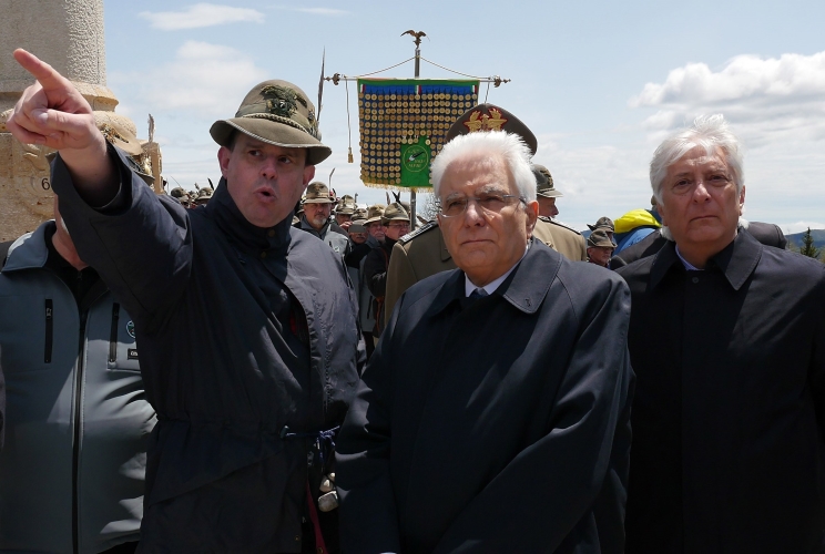 Il Presidente Sergio Mattarella depone una corona su Monte Ortigara