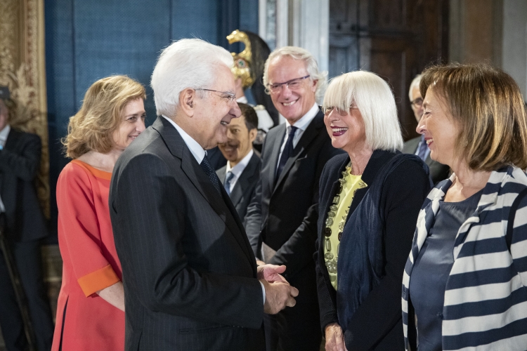 Il Presidente della Repubblica Sergio Mattarella saluta la Sig.ra Loretta Goggi,Premio Speciale AIRC “Credere nella Ricerca”,in occasione della cerimonia di celebrazione de “I Giorni della Ricerca”
