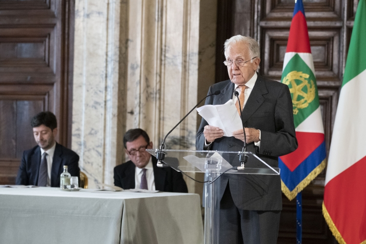 Il Presidente della Repubblica Sergio Mattarella e la Sig.ra Laura,durante l'intervento dell'Avv. Pier Giuseppe Torrani, Presidente della Fondazione AIRC,in occasione della cerimonia di celebrazione de “I Giorni della Ricerca”
