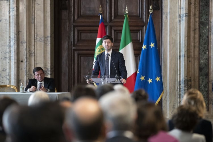 Il Presidente della Repubblica Sergio Mattarella e la Sig.ra Laura,durante l'intervento l’On. Dott. Roberto Speranza, Ministro della Salute-Rappresentante di Governo,in occasione della cerimonia di celebrazione de “I Giorni della Ricerca”
