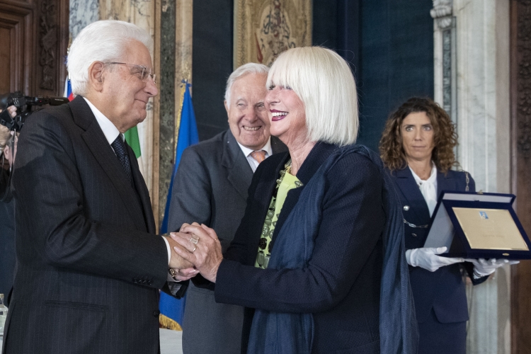 Il Presidente della Repubblica Sergio Mattarella consegna alla Sig.ra Loretta Goggi il Premio Speciale AIRC “Credere nella Ricerca”,in occasione della cerimonia di celebrazione de “I Giorni della Ricerca”
