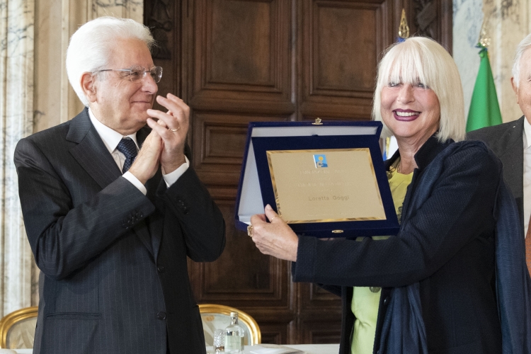 Il Presidente della Repubblica Sergio Mattarella consegna alla Sig.ra Loretta Goggi il Premio Speciale AIRC “Credere nella Ricerca”,in occasione della cerimonia di celebrazione de “I Giorni della Ricerca”
