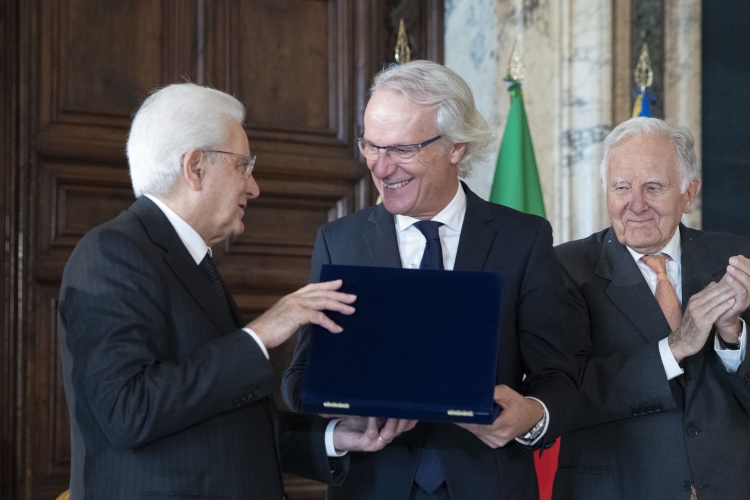 Il Presidente della Repubblica Sergio Mattarella consegna al Sig.Molini Bongiovanni (ritira il Premio il Sig. Claudio Bongiovanni),il Premio Speciale AIRC “Credere nella Ricerca”,in occasione della cerimonia di celebrazione de “I Giorni della Ricerca”
