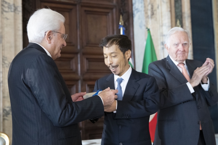 Il Presidente della Repubblica Sergio Mattarella consegna al Prof.Claudio Tripodo,il Premio Biennale “Beppe della Porta”,in occasione della cerimonia di celebrazione de “I Giorni della Ricerca”
