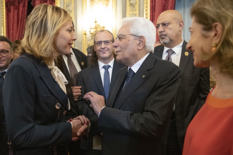Il Presidente della Repubblica Sergio Mattarella saluta Valentina Robino, Survivor e Ambasciatrice Fondazione AIRC,in occasione della cerimonia di celebrazione de “I Giorni della Ricerca”
