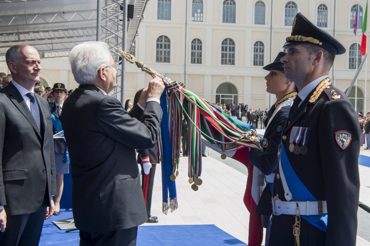 Il Presidente Sergio Mattarella consegna una medaglia d'oro al Merito alla Bandiera della Polizia di Stato.