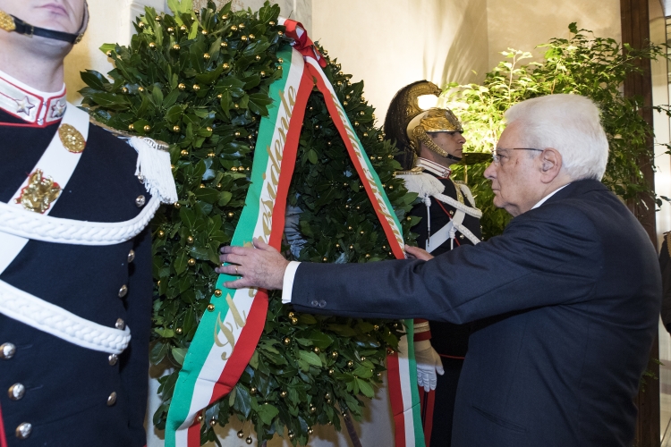 Il Presidente della Repubblica Sergio Mattarella depone una corona d'alloro sulla lapide dei Caduti del Quirinale, in occasione del Giorno dell'Unità Nazionale e Giornata delle Forze Armate