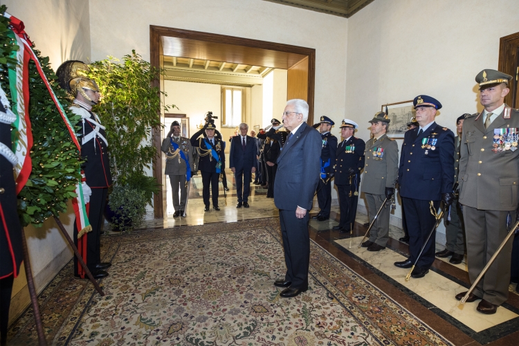 Il Presidente della Repubblica Sergio Mattarella depone una corona d'alloro sulla lapide dei Caduti del Quirinale, in occasione del Giorno dell'Unità Nazionale e Giornata delle Forze Armate