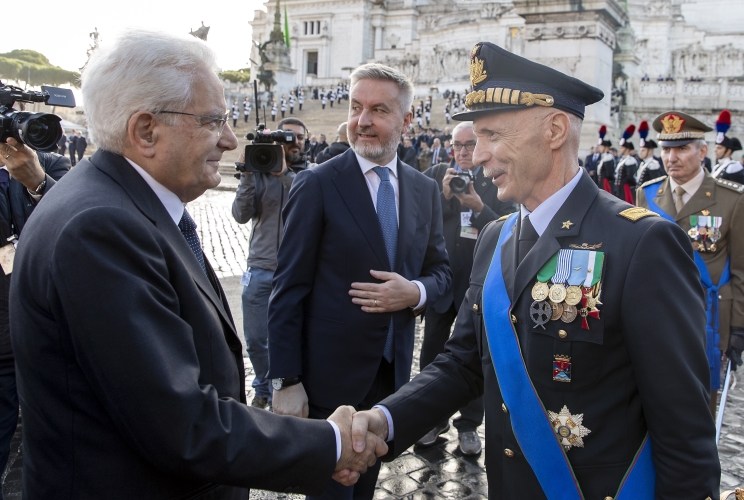 Il Presidente Sergio Mattarella con il Gen. Enzo Vecciarelli, Capo di Stato Maggiore della Difesa e Lorenzo Guerini, Ministro della Difesa, in occasione della deposizione di una corona d’alloro sulla Tomba del Milite Ignoto nella ricorrenza del Giorno dell’Unità Nazionale e Giornata delle Forze Armate
