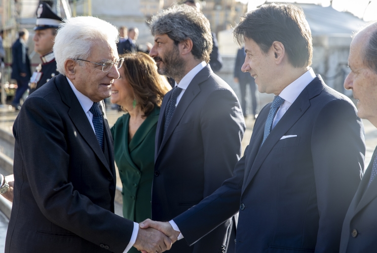 Il Presidente Sergio Mattarella con Giuseppe Conte, Presidente del Consiglio, in occasione della deposizione di una corona d’alloro sulla Tomba del Milite Ignoto nella ricorrenza del Giorno dell’Unità Nazionale e Giornata delle Forze Armate