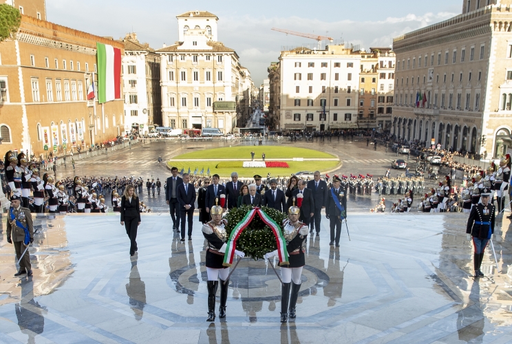 Il Presidente Sergio Mattarella in occasione della deposizione di una corona d’alloro sulla Tomba del Milite Ignoto nella ricorrenza del Giorno dell’Unità Nazionale e Giornata delle Forze Armate