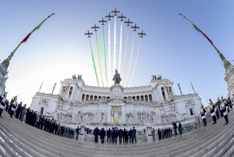 Il Presidente Sergio Mattarella in occasione della deposizione di una corona d’alloro sulla Tomba del Milite Ignoto nella ricorrenza del Giorno dell’Unità Nazionale e Giornata delle Forze Armate