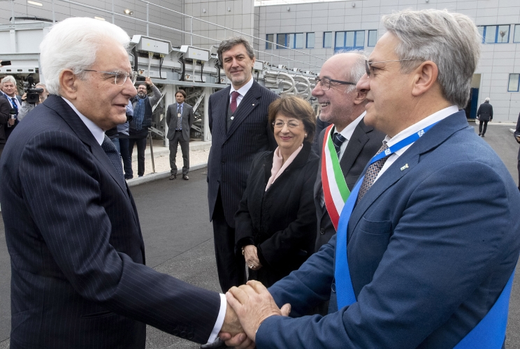 Il Presidente Sergio Mattarella con Antonio Zaffiri, Presidente della Provincia di Pescara, Gino Cantò, Sindaco di Cepagatti, Gerardina Basilicata Prefetto di Pescara e Marco Marsilio, Presidente della Regione Abruzzo, alla cerimonia di inaugurazione dell’interconnessione Italia Montenegro