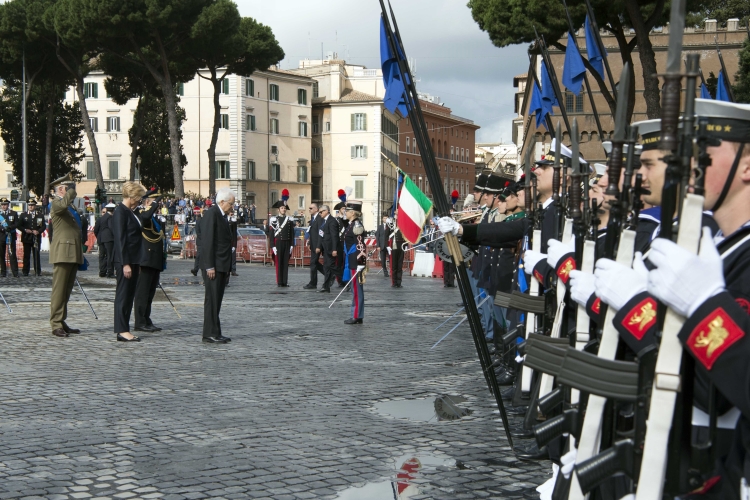 Il Presidente Sergio Mattarella con il Ministro della Difesa Roberta Pinotti passa in rassegna il reparto per gli onori militari