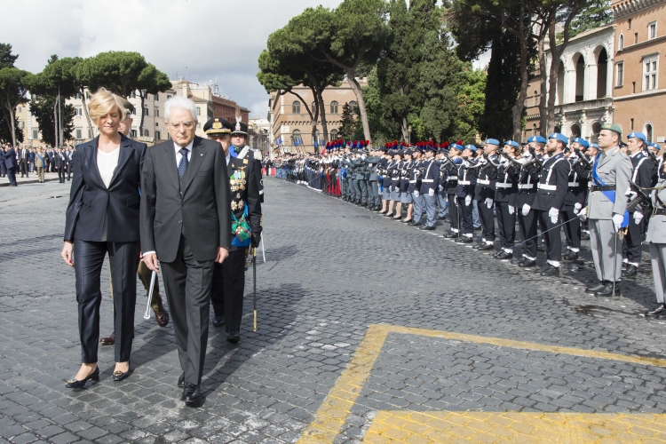 Il Presidente Sergio Mattarella con il Ministro della Difesa Roberta Pinotti 