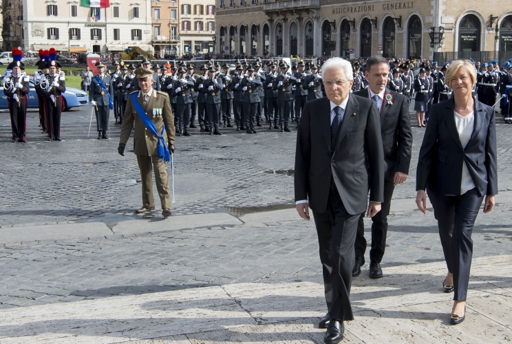 Il Presidente Sergio Mattarella con il Ministro della Difesa Roberta Pinotti 