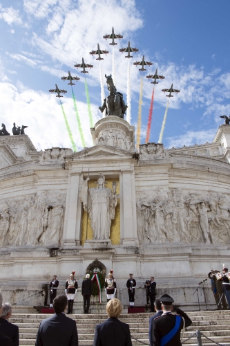 Il Presidente Sergio Mattarella depone una corona d'alloro al Sacello del Milite Ignoto