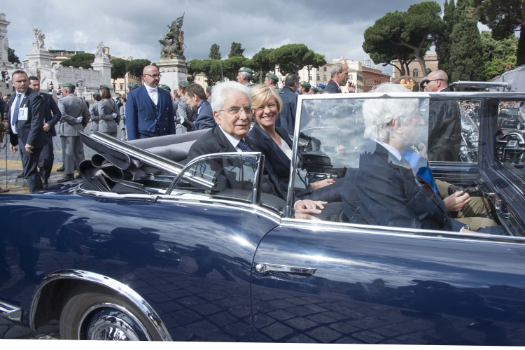 Il Presidente Sergio Mattarella con il Ministro della Difesa Roberta Pinotti 