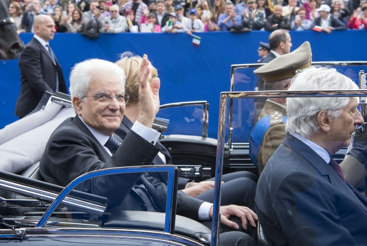 Il Presidente Sergio Mattarella con il Ministro della Difesa Roberta Pinotti in Via dei Fori Imperiali per assistere alla Parata