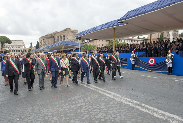 Il Presidente Sergio Mattarella con le Alte Cariche dello Stato assiste alla sfilata dei Sindaci in Via dei Fori Imperiali