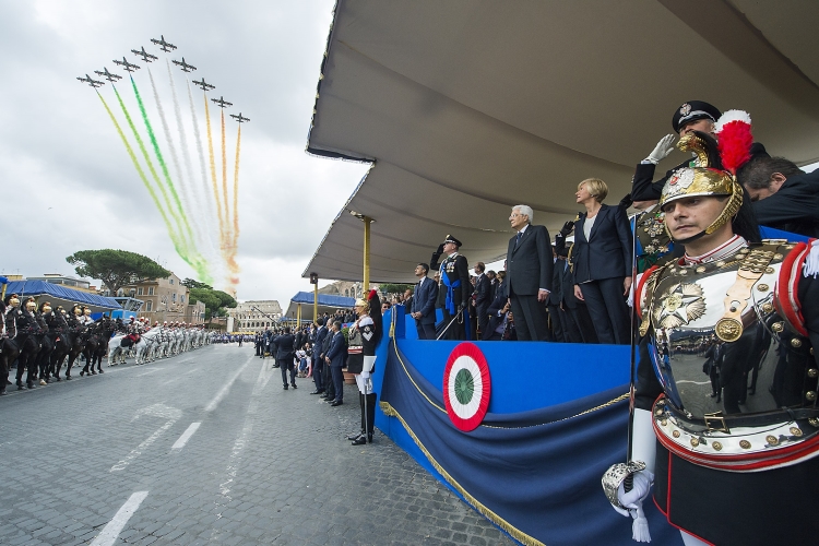 Il Presidente Sergio Mattarella con le Alte Cariche dello Stato assiste alla Parata in Via dei Fori Imperiali.