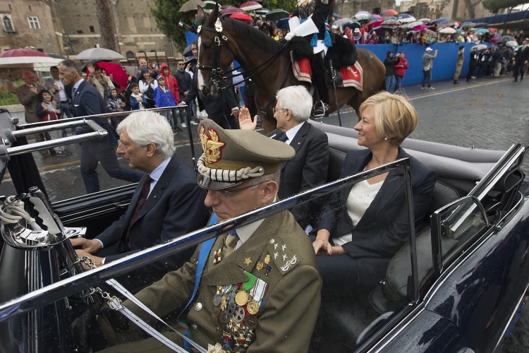 Il Presidente Sergio Mattarella con le Alte Cariche dello Stato assiste alla Parata in Via dei Fori Imperiali