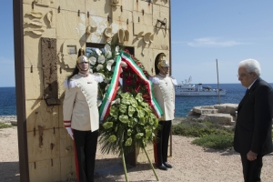 Il Presidente Sergio Mattarella depone una corona alla Porta d'Europa