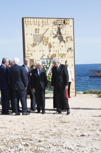 Il Presidente Sergio Mattarella dopo aver deposto una corona alla Porta d'Europa