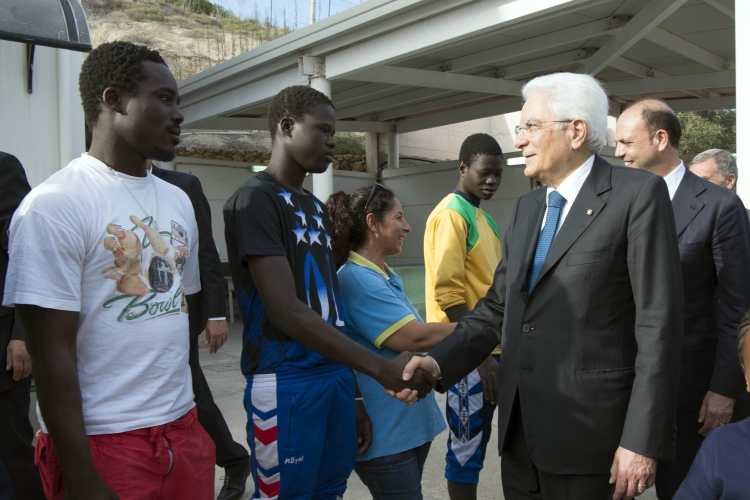 Il Presidente Seergio Mattarella visita l’hotspot nel Centro di accoglienza di Contrada Imbriacola 