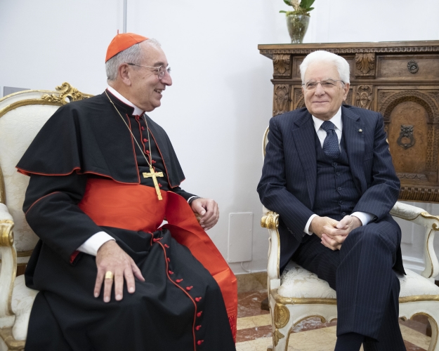 Il Presidente della Repubblica Sergio Mattarella con S.Em. il Cardinale Angelo De Donatis, Vicario Generale di Sua Santità,in occasione della cerimonia di insediamento del nuovo Avvocato Generale dello Stato.
