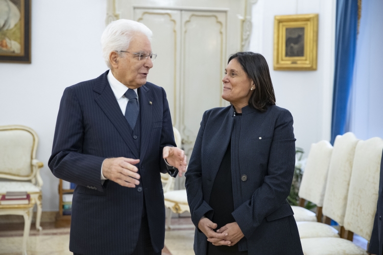 Il Presidente della Repubblica Sergio Mattarella con Gabriella Palmieri Sandulli, nuovo Avvocato Generale dello Stato, in occasione della cerimonia di insediamento.
