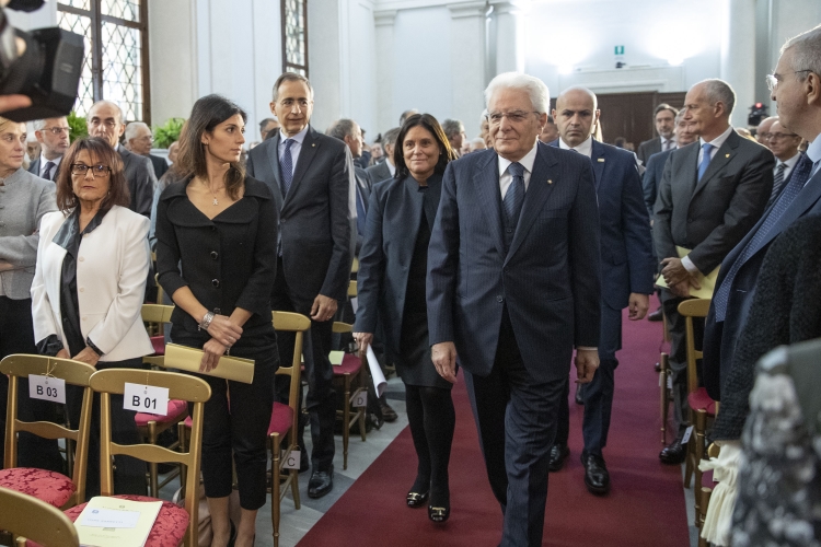 Il Presidente della Repubblica Sergio Mattarella con Gabriella Palmieri Sandulli, nuovo Avvocato Generale dello Stato, in occasione della cerimonia di insediamento.
 