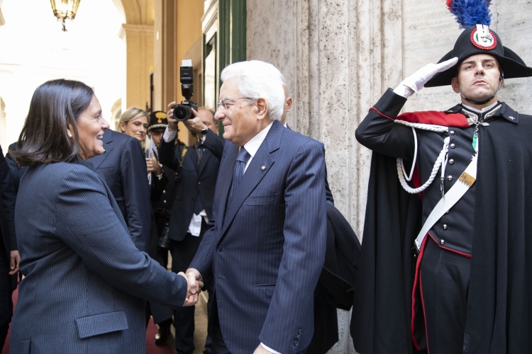 Il Presidente della Repubblica Sergio Mattarella con Gabriella Palmieri Sandulli, nuovo Avvocato Generale dello Stato.
